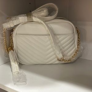 Cute cute cute white pleather purse